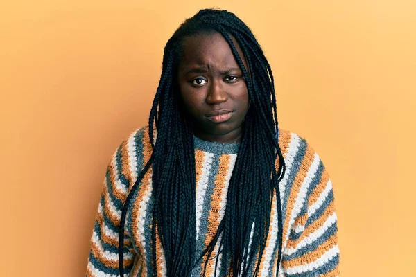 Mujer Negra Joven Con Trenzas Que Usan Suéter Casual Invierno —  Fotos de Stock