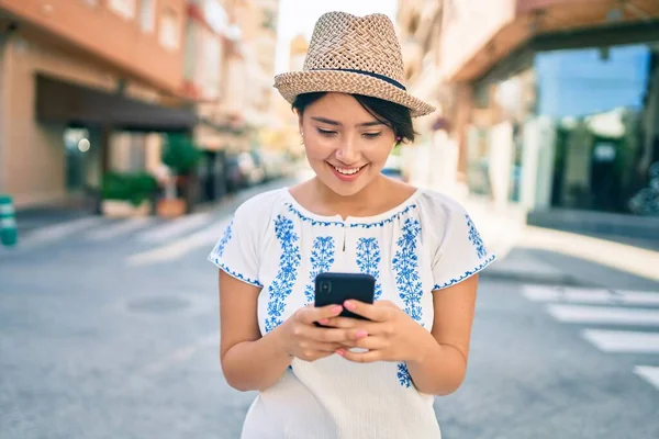 Tatildeki Genç Latin Turist Kız Şehirde Akıllı Telefon Kullanarak Gülümsüyor — Stok fotoğraf