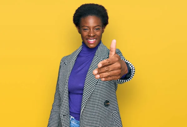 Νεαρή Αφροαμερικανή Κοπέλα Που Φοράει Καθημερινά Ρούχα Χαμογελώντας Φιλική Προσφορά — Φωτογραφία Αρχείου