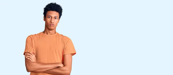 Jeune Homme Afro Américain Portant Des Vêtements Décontractés Sceptique Nerveux — Photo