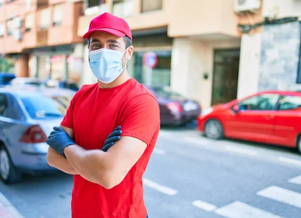 Jovem Homem Entrega Vestindo Uniforme Proteção Coronavírus Máscara Médica Rua — Fotografia de Stock