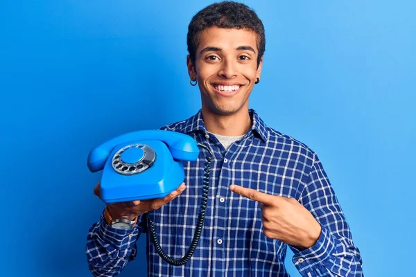 Giovane Uomo Africano Amercian Tenendo Telefono Vintage Sorridente Felice Indicando — Foto Stock