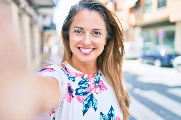 Jonge Hispanic Vrouw Glimlachen Gelukkig Maken Selfie Door Camera Stad — Stockfoto