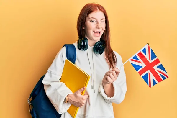 Joven Cabeza Roja Chica Intercambio Estudiante Sosteniendo Reino Unido Bandera —  Fotos de Stock