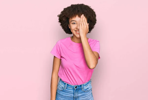 Menina Hispânica Jovem Vestindo Roupas Casuais Cobrindo Olho Com Mão — Fotografia de Stock