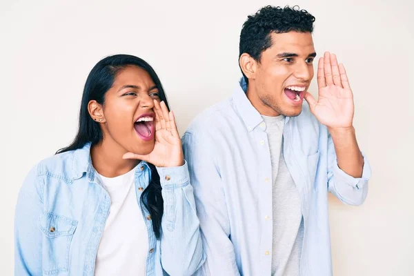 Vackra Latinska Unga Par Bär Casual Kläder Skriker Och Skriker — Stockfoto