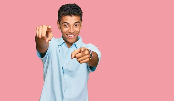 Joven Hombre Afroamericano Guapo Usando Ropa Casual Señalándote Cámara Con —  Fotos de Stock