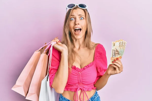 Hermosa Mujer Caucásica Sosteniendo Bolsas Compras 500 Noruego Celebrando Loco — Foto de Stock