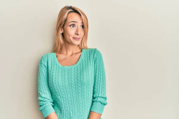 Bella Donna Bionda Che Indossa Maglione Invernale Casual Sorridente Guardando — Foto Stock