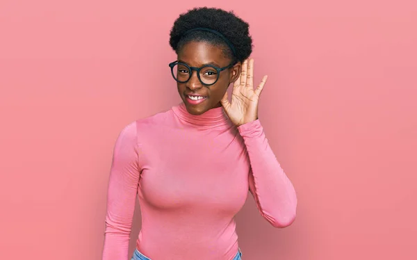 Молодая Африканская Американка Повседневной Одежде Очках Улыбаясь Рукой Ухом Слушает — стоковое фото