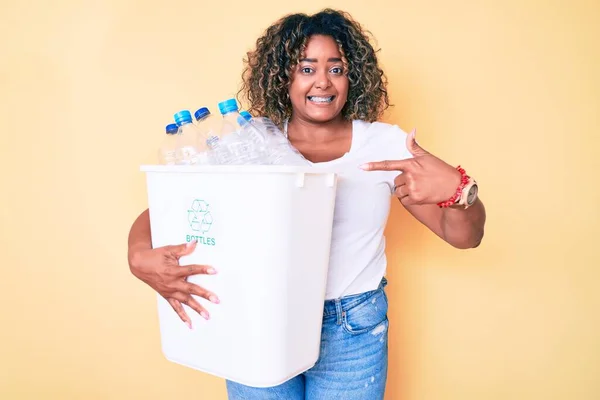 Junge Afrikanisch Amerikanische Size Frau Hält Recycling Papierkorb Mit Plastikflaschen — Stockfoto