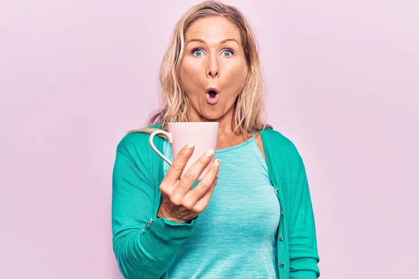 Kaukasische Blondine Mittleren Alters Die Eine Tasse Kaffee Trinkt Erschrocken — Stockfoto