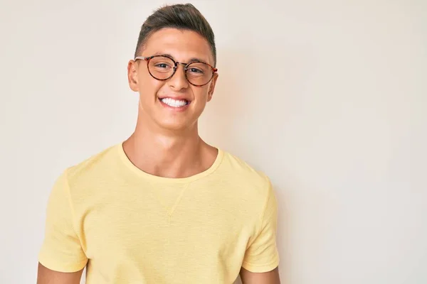 Gündelik Kıyafetler Gözlük Takan Genç Spanyol Çocuk Pozitif Mutlu Görünüyor — Stok fotoğraf