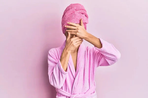 Jongeman Vrouw Make Het Dragen Van Een Douche Handdoek Het — Stockfoto