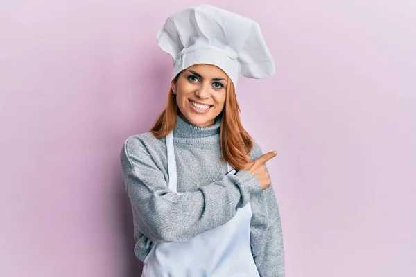 Spaanse Jonge Vrouw Draagt Professionele Kok Uniform Hoed Glimlachend Vrolijk — Stockfoto