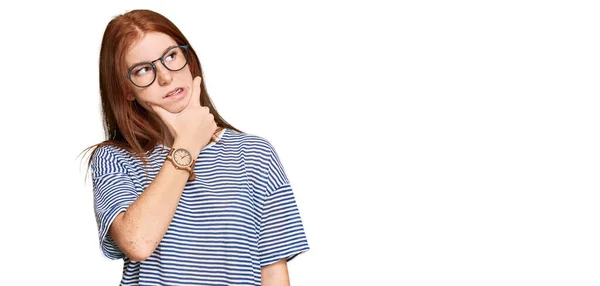 Молодая Женщина Читает Голову Повседневной Одежде Очках Думая Вопросе Обеспокоенный — стоковое фото