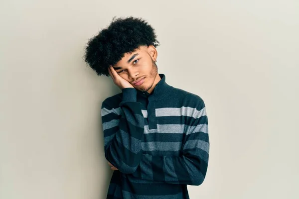 Ung Afrikansk Amerikansk Man Med Afro Hår Bär Casual Kläder — Stockfoto