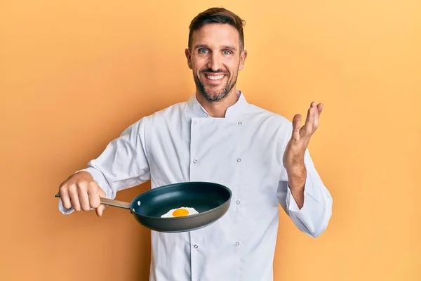 Όμορφος Άντρας Γενειάδα Επαγγελματίας Σεφ Μαγείρεμα Τηγανητό Αυγό Γιορτάζει Επίτευγμα — Φωτογραφία Αρχείου