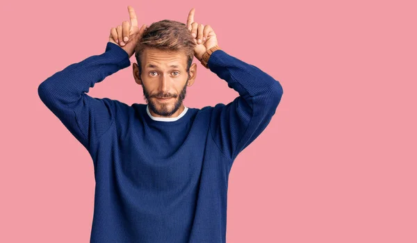 Schöner Blonder Mann Mit Bart Trägt Lässigen Pullover Und Macht — Stockfoto