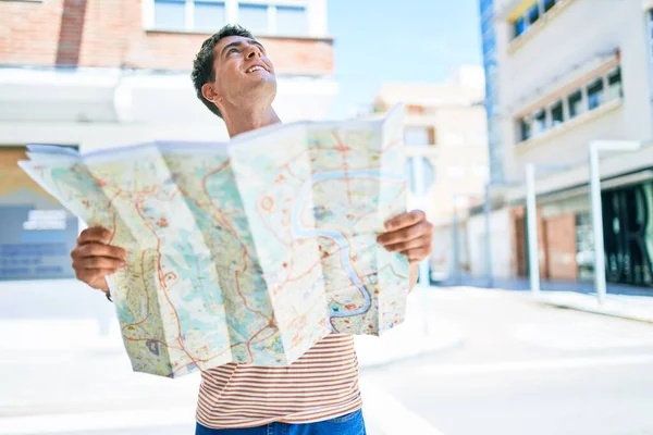 Jovem Bonito Homem Turista Caucasiano Procurando Mapa Cidade Rua — Fotografia de Stock