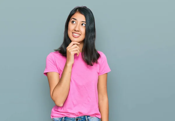 Bella Asiatica Giovane Donna Indossa Casual Shirt Rosa Con Mano — Foto Stock