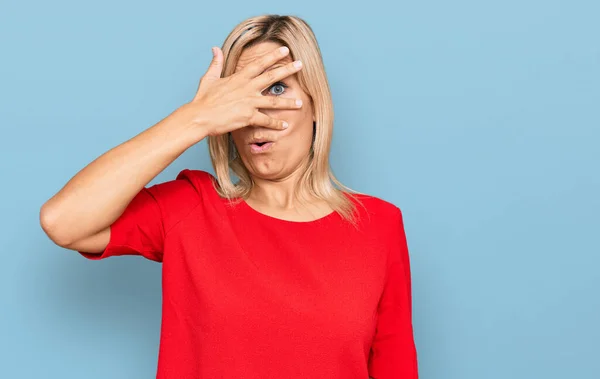 Middelbare Leeftijd Blanke Vrouw Dragen Casual Kleding Gluren Shock Bedekking — Stockfoto