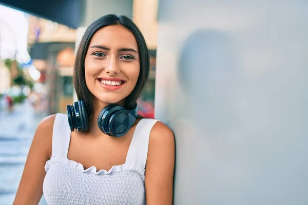 Joven Chica Latina Sonriendo Feliz Usando Auriculares Apoyados Pared — Foto de Stock