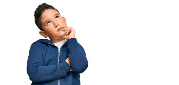 Kleiner Hispanischer Junge Lässiger Sportlicher Jacke Ernstes Gesicht Beim Nachdenken — Stockfoto