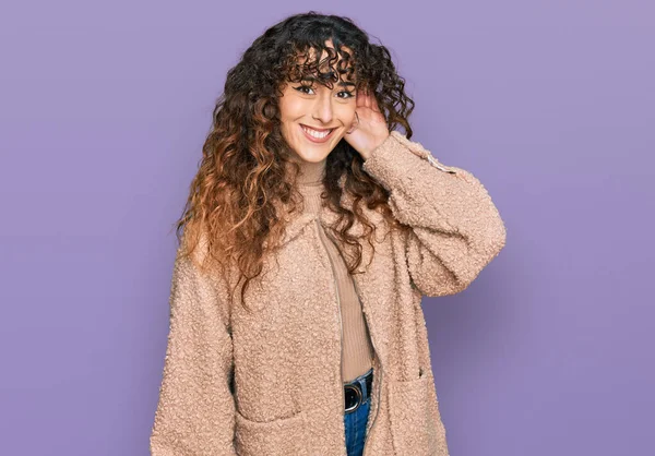 Jovencita Hispana Vistiendo Ropa Invierno Sonriendo Con Mano Sobre Oreja —  Fotos de Stock