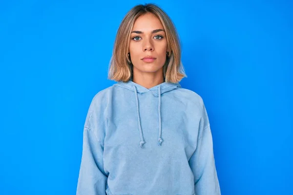 Mooie Blanke Vrouw Met Casual Sweatshirt Met Serieuze Gezichtsuitdrukking Eenvoudig — Stockfoto