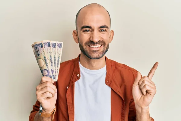 Junger Hispanischer Mann Hält 5000 Japanische Yen Banknoten Und Lächelt — Stockfoto