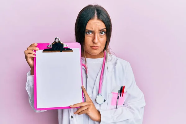 Vacker Hans Panik Kvinna Bär Läkare Stetoskop Hålla Urklipp Skeptisk — Stockfoto