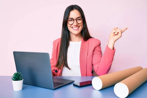 Mulher Caucasiana Jovem Sentado Mesa Trabalho Usando Laptop Plantas Arquiteto — Fotografia de Stock