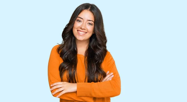 Hermosa Morena Joven Con Suéter Naranja Casual Cara Feliz Sonriendo — Foto de Stock