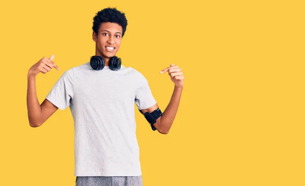 Joven Hombre Afroamericano Vistiendo Ropa Gimnasio Usando Auriculares Que Ven —  Fotos de Stock