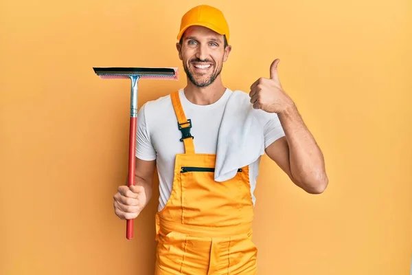 Jovem Bonito Homem Vestindo Vidro Clenaer Uniforme Rodo Sorrindo Feliz — Fotografia de Stock