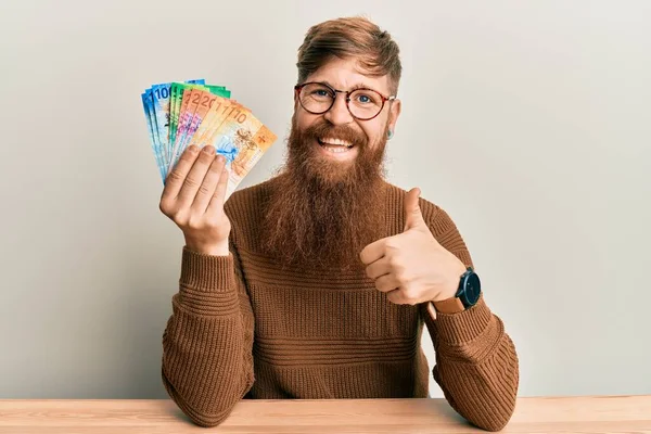 Jonge Ierse Roodharige Man Met Zwitserse Frankbiljetten Tafel Vrolijk Positief — Stockfoto