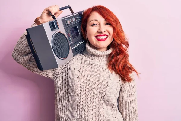 Piękna Ruda Kobieta Słucha Muzyki Trzymając Vintage Boombox Różowym Tle — Zdjęcie stockowe