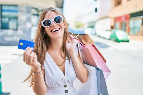 Junge Blonde Frau Lächelt Glücklich Und Hält Einkaufstüten Und Kreditkarte — Stockfoto