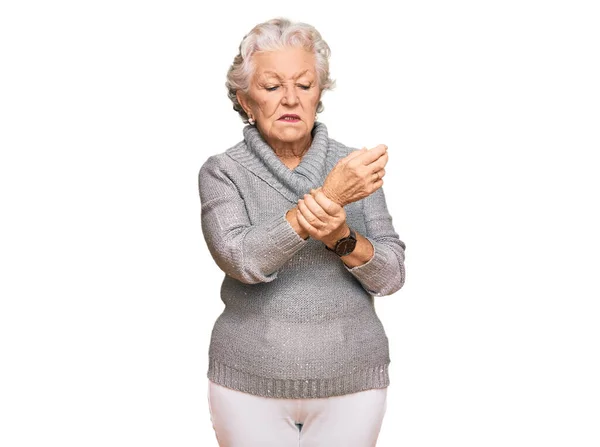 Kış Süveteri Giyen Elleri Parmakları Ağrıyan Yaşlı Kır Saçlı Kadın — Stok fotoğraf
