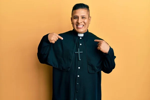 Jovem Sacerdote Latino Homem Sobre Fundo Amarelo Olhando Confiante Com — Fotografia de Stock