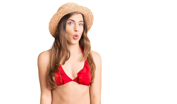 Beautiful Caucasian Young Woman Wearing Bikini Summer Hat Scared Amazed — Stock Photo, Image