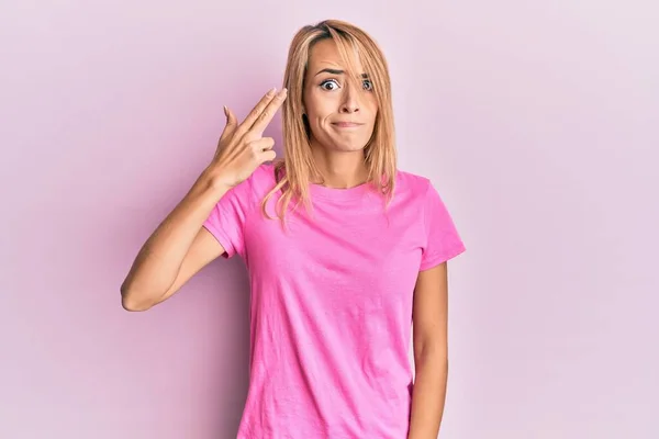 Hermosa Mujer Rubia Vistiendo Camiseta Rosa Casual Disparando Matándose Señalando — Foto de Stock