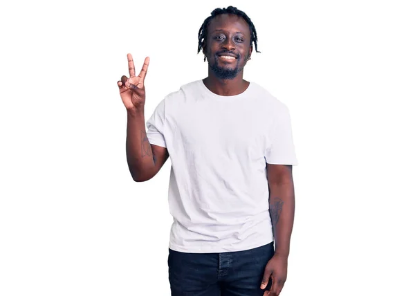 Jovem Afro Americano Com Tranças Vestindo Camiseta Branca Casual Sorrindo — Fotografia de Stock