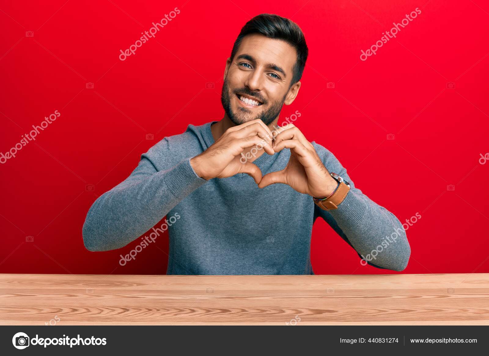 Hombre Hispano Guapo Con Estilo Casual Sentado Mesa Sonriendo Amor