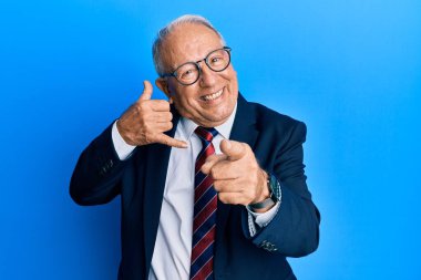 İş elbisesi ve kravat takan kıdemli beyaz adam telefonda konuşurken gülümsüyor ve seni işaret ediyor. Ara beni.. 