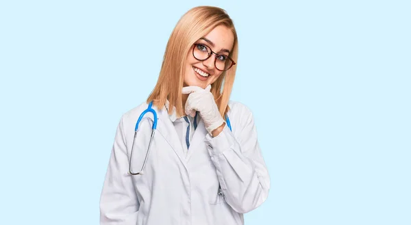 Όμορφη Καυκάσια Γυναίκα Φορώντας Στολή Γιατρού Και Στηθοσκόπιο Αναζητούν Αυτοπεποίθηση — Φωτογραφία Αρχείου
