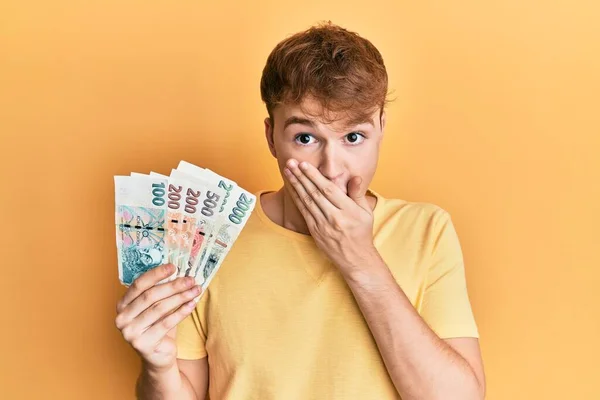 Kafkasyalı Genç Bir Adam Elinde Czech Koruna Banknotları Ile Ağzını — Stok fotoğraf