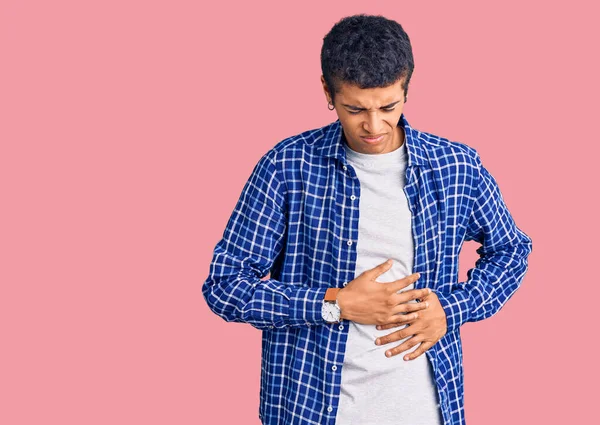 Jonge Afrikaans Amerikaanse Man Draagt Casual Kleding Met Hand Maag — Stockfoto