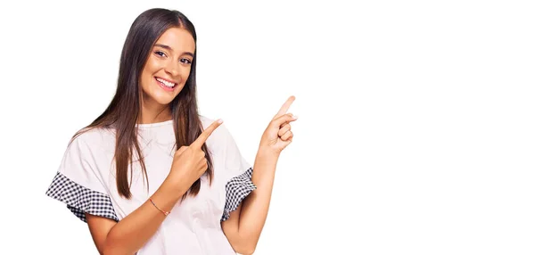 Mujer Hispana Joven Vistiendo Ropa Casual Sonriendo Mirando Cámara Apuntando — Foto de Stock